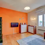 The Consists Of Two Bedrooms, A Bathroom, A Kitchen And A Living Διαμέρισμα *