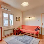 The Consists Of Two Bedrooms, A Bathroom, A Kitchen And A Living Διαμέρισμα