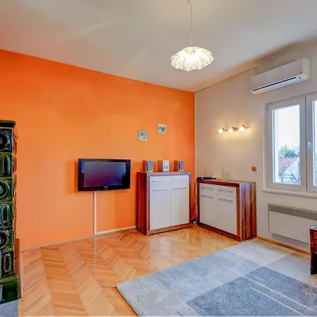 The Consists Of Two Bedrooms, A Bathroom, A Kitchen And A Living 아파트 *