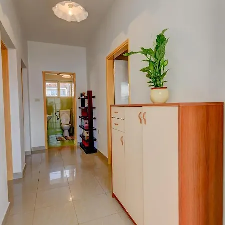 The Consists Of Two Bedrooms, A Bathroom, A Kitchen And A Living 아파트
