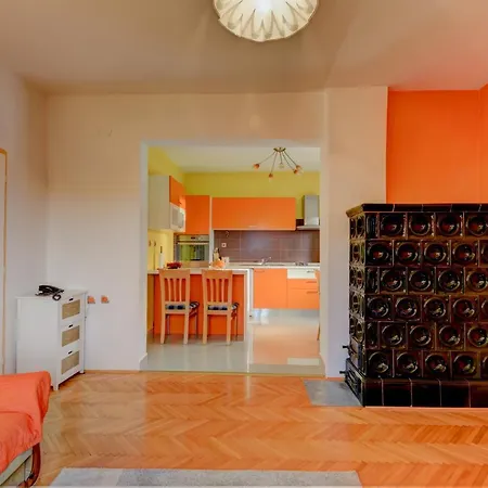 The Consists Of Two Bedrooms, A Bathroom, A Kitchen And A Living Lejlighed *