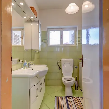The Consists Of Two Bedrooms, A Bathroom, A Kitchen And A Living 아파트 자다르
