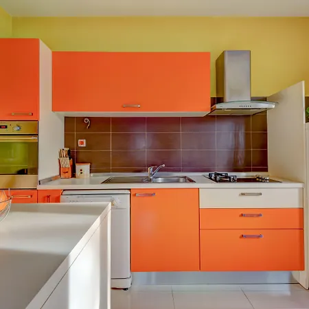 The Consists Of Two Bedrooms, A Bathroom, A Kitchen And A Living 자다르