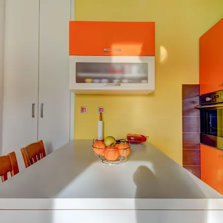 아파트 The Consists Of Two Bedrooms, A Bathroom, A Kitchen And A Living