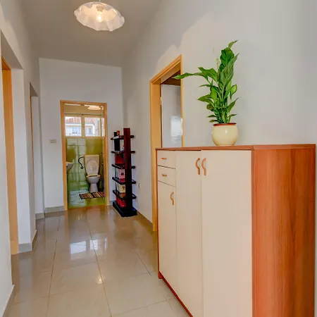 The Consists Of Two Bedrooms, A Bathroom, A Kitchen And A Living 자다르
