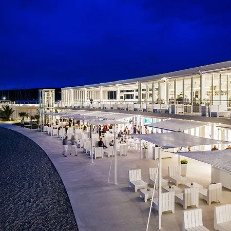 아파트 The Consists Of Two Bedrooms, A Bathroom, A Kitchen And A Living