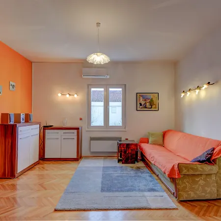 아파트 The Consists Of Two Bedrooms, A Bathroom, A Kitchen And A Living 자다르