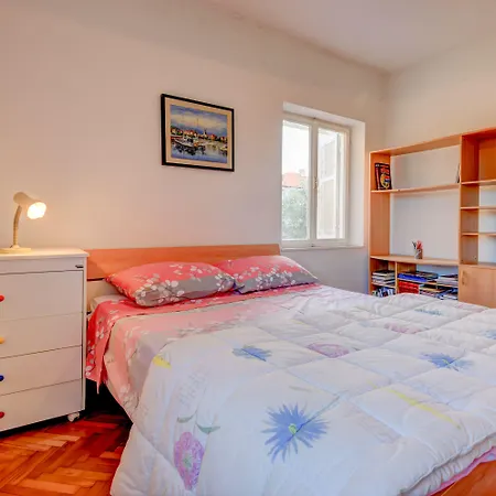 The Consists Of Two Bedrooms, A Bathroom, A Kitchen And A Living Lejlighed