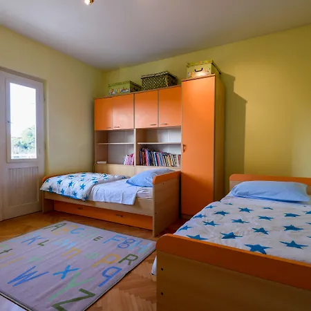 The Consists Of Two Bedrooms, A Bathroom, A Kitchen And A Living 아파트 자다르