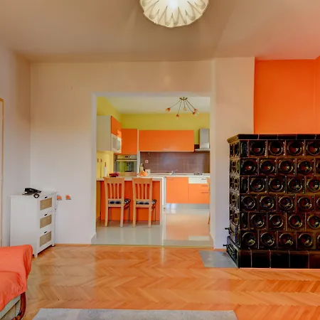 아파트 The Consists Of Two Bedrooms, A Bathroom, A Kitchen And A Living *