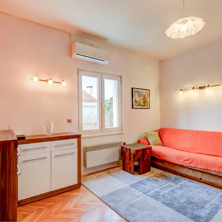 The Consists Of Two Bedrooms, A Bathroom, A Kitchen And A Living 자다르