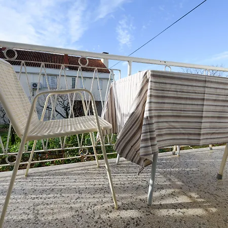 The Consists Of Two Bedrooms, A Bathroom, A Kitchen And A Living * 자다르