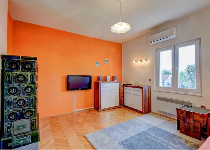The Consists Of Two Bedrooms, A Bathroom, A Kitchen And A Living דירה *