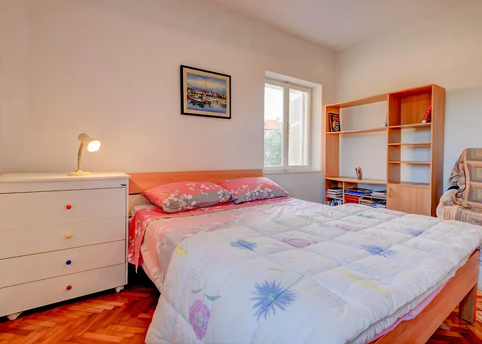 The Consists Of Two Bedrooms, A Bathroom, A Kitchen And A Living דירה